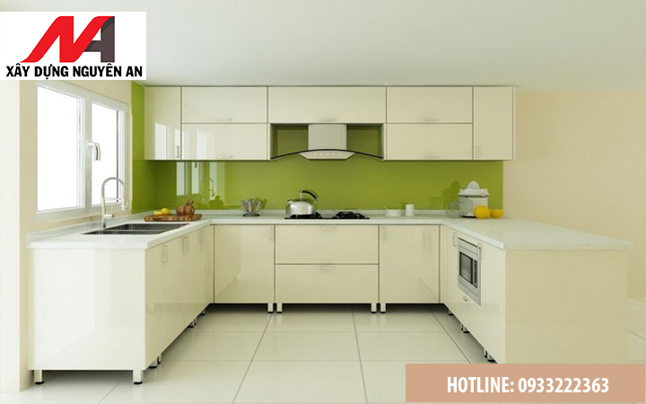 Đối với phòng bếp chật hẹp nên ưu tiên những gam màu sáng và hợp với khung màu chủ đạo Đối với phòng bếp chật hẹp nên ưu tiên những gam màu sáng và hợp với khung màu chủ đạo